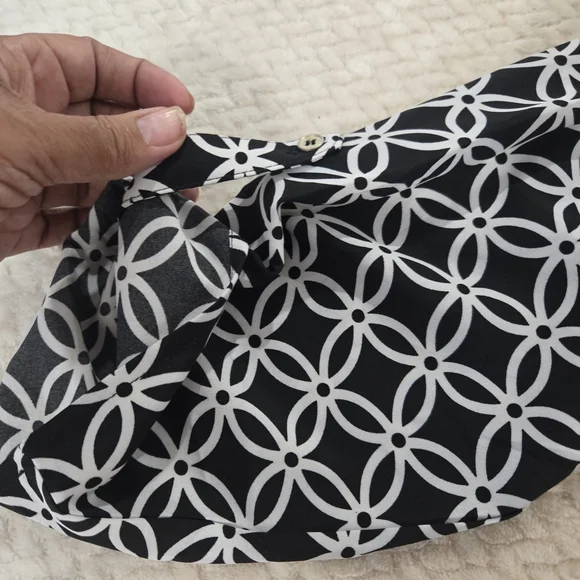 Women’s 2X Black White Geometric Blouse Button Front Lightweight Roll Tab Sleeve - Picture 7 of 13